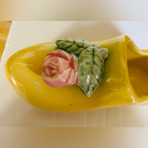 Vintage McCoy Pottery Dutch shoe with rose & leaves. Color is bright & complete. - Picture 3 of 7